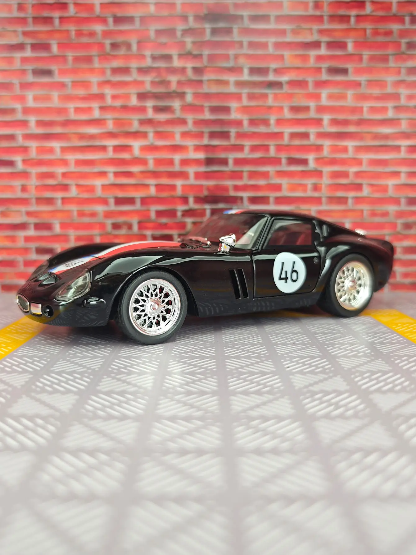 1:32 Simulación 250GTO modelo de supercoche de aleación, puertas y capó de motor, el maletero se puede abrir, retorno de luz y sonido, adornos para automóviles