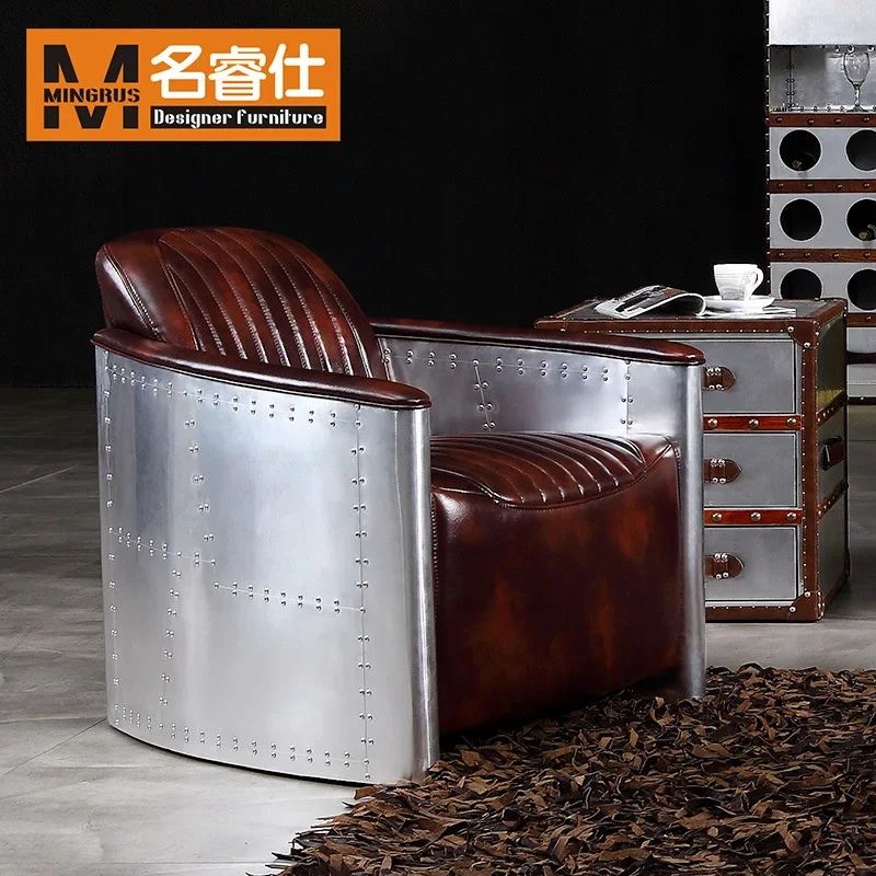 Divano medievale con rivetti spaziali