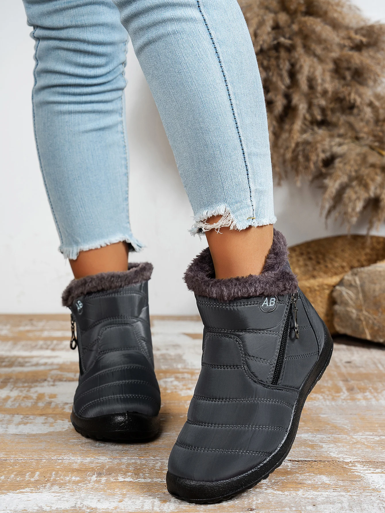 Damen Gesteppte Wetterfeste Winter-Knöchelstiefel, Seitlicher Metallreißverschluss mit Ringzuglasche, Bestickte Schuhe für Kaltes Wetter – Detail 5