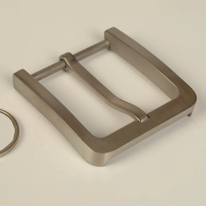 35 سنتيمتر/38 سنتيمتر التيتانيوم النقي دبوس مشبك حزام رجالي مشبك الرأس المضادة للصدأ ، مقاومة للعرق ، قوي ودائم مشبك حزام الموضة