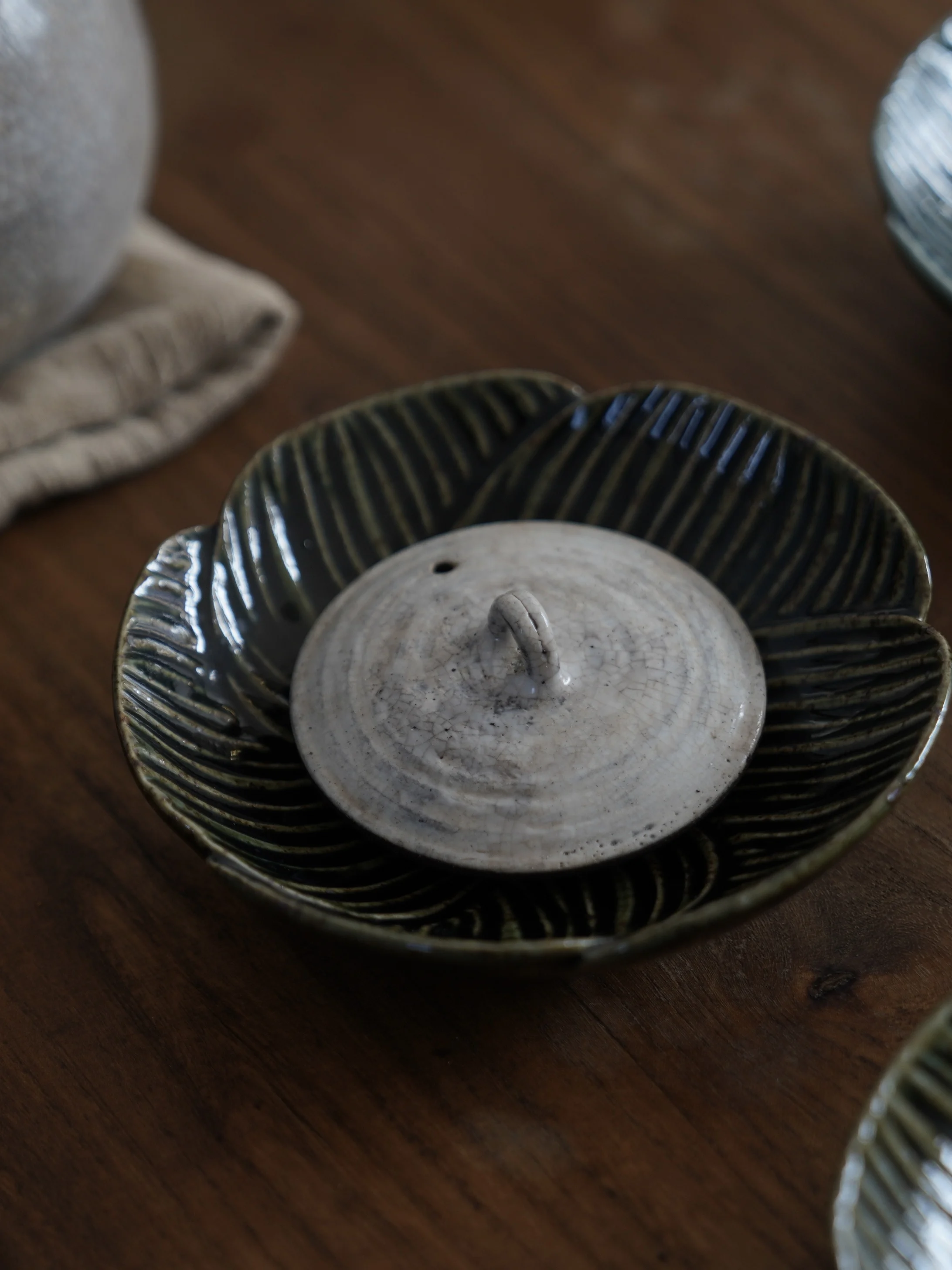 

Набор для чаепития ручной работы: тарелка для десертов с узором вишневого цвета, глазурованные красные подставки под чашки, китайская посуда для сервировки стола