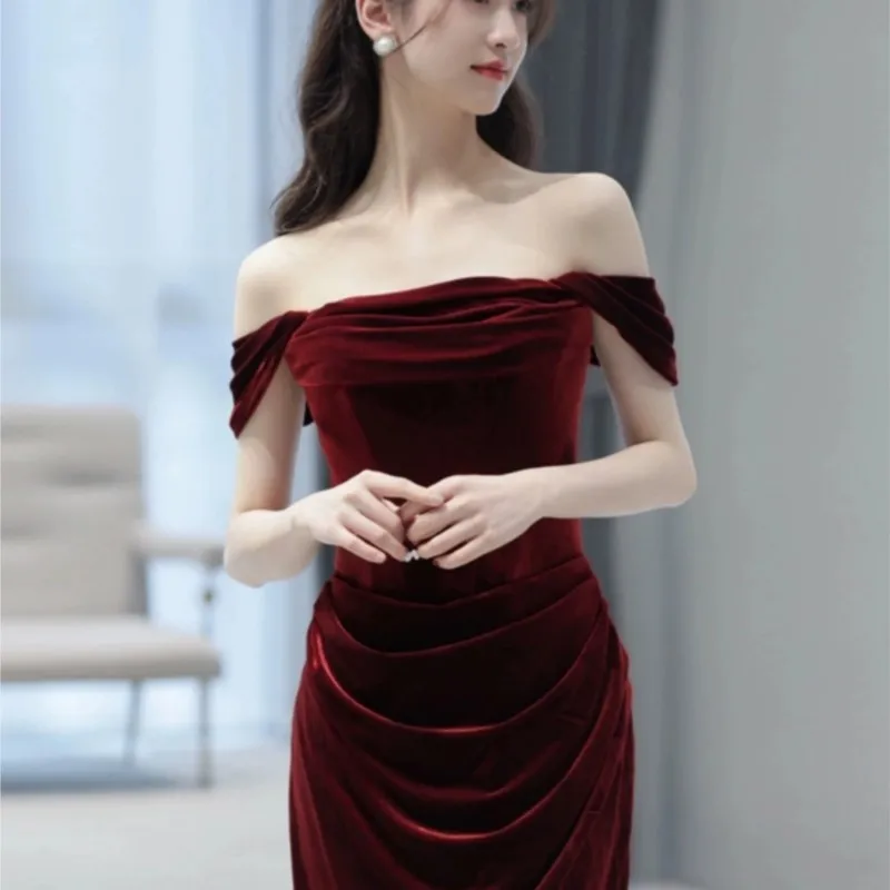 

Toasting a word shoulder long sleeve new wine red velvet light luxury dress