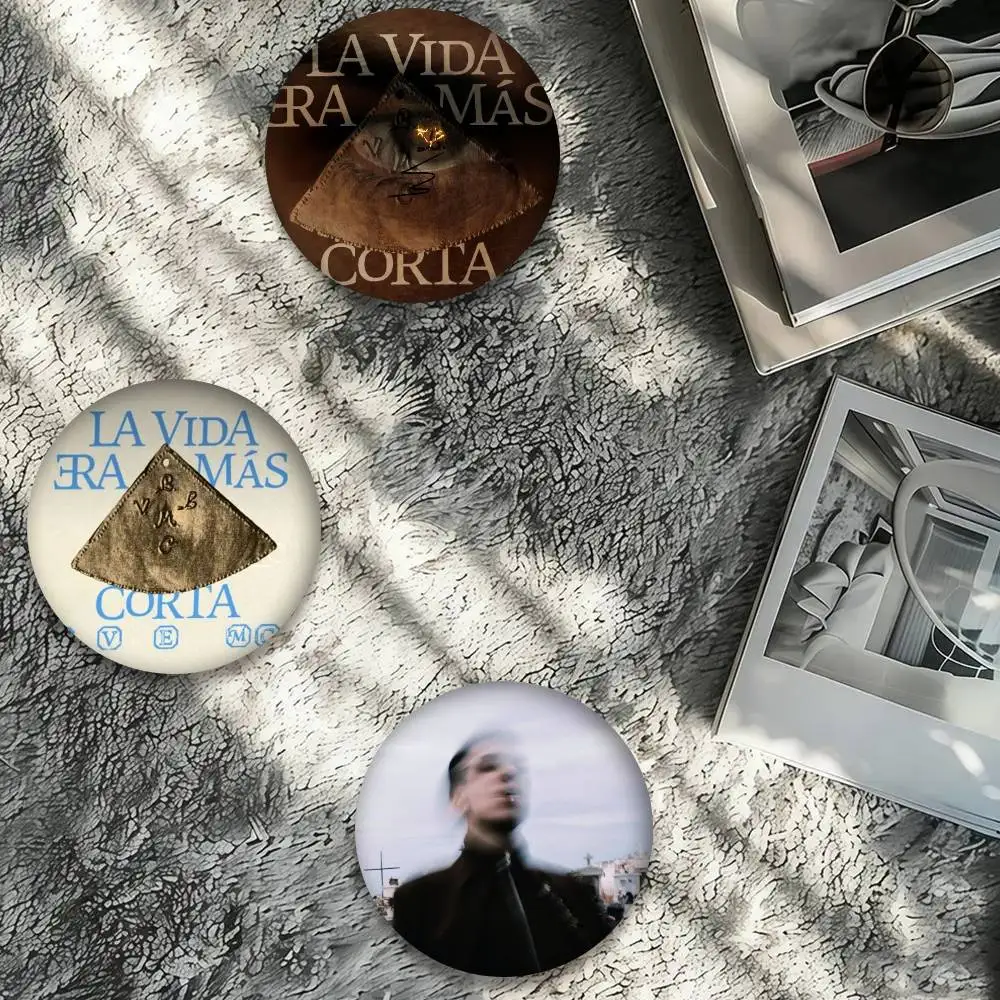 M-Milo J La Vida Era Mas Corta 111  Anime Figure Icon Badge Handmade Tinplate Brooch For Backpack Clothes Chest Ornament Gifts