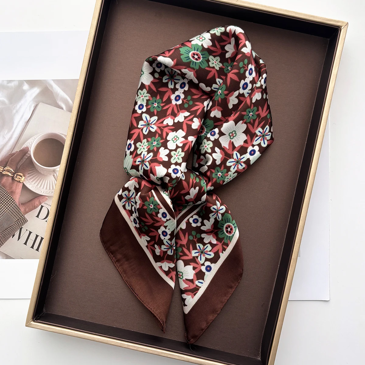 Eleganter Blumen-Damenschal Seidenimitat Halstücher Foulard Bandana Hijab Haarbänder Quadratische Schals Wickeltücher – Detail 3