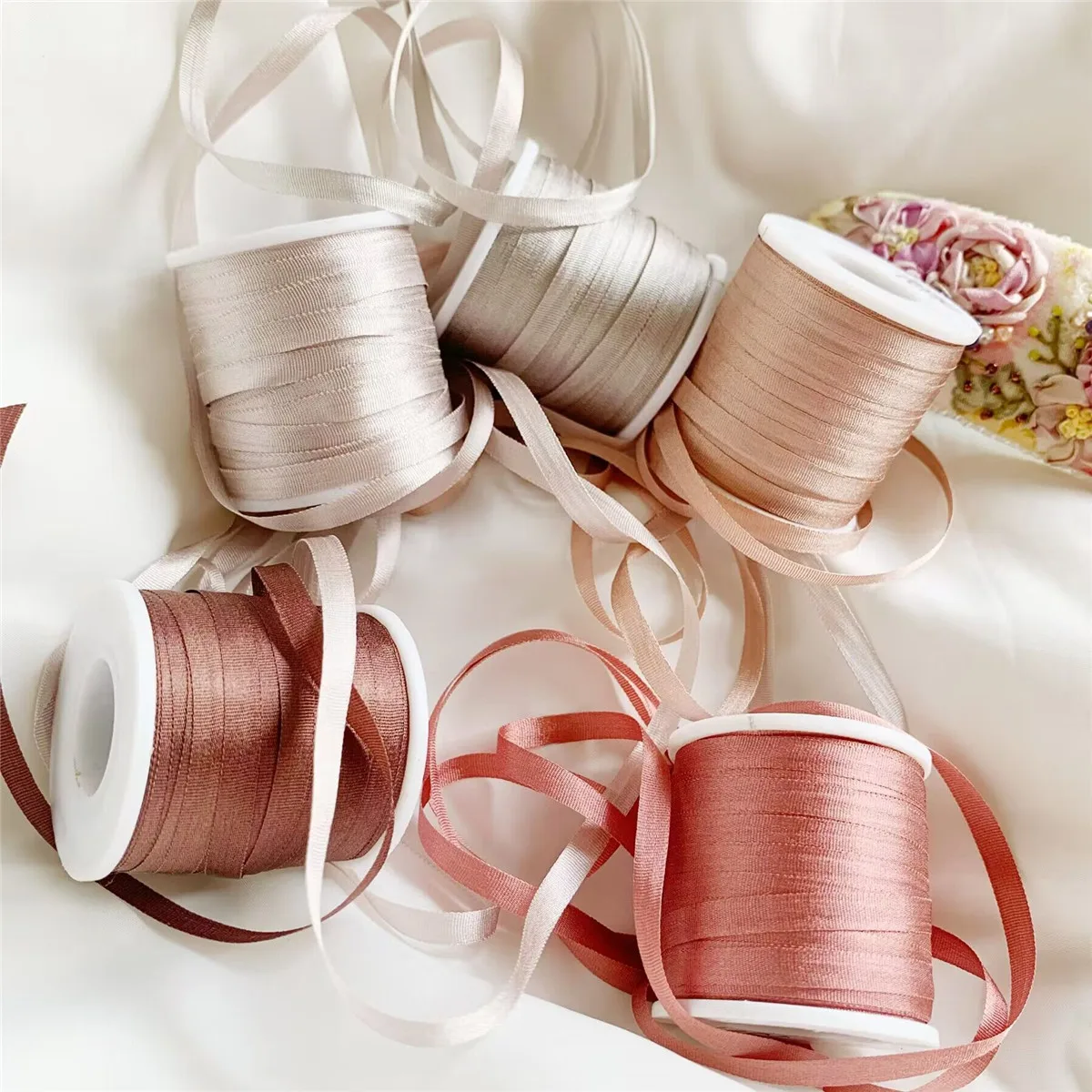 2MM 4MM 7MM Panton Colours 100% Pure Mulberry Silk Embroidery Ribbons Handcraft Supply Double Faced Thin Taffeta Trim