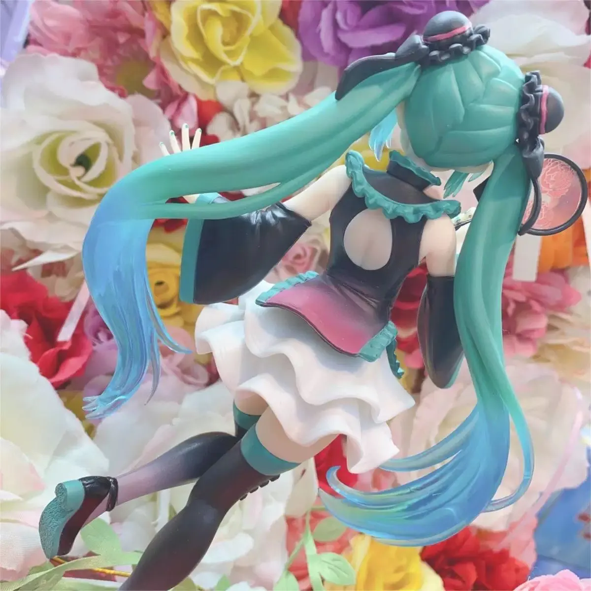 Hatsune miku anime menina figura em tradicional chinês cheongsam em pé com ventilador portátil modelo colecionável boneca para crianças presente