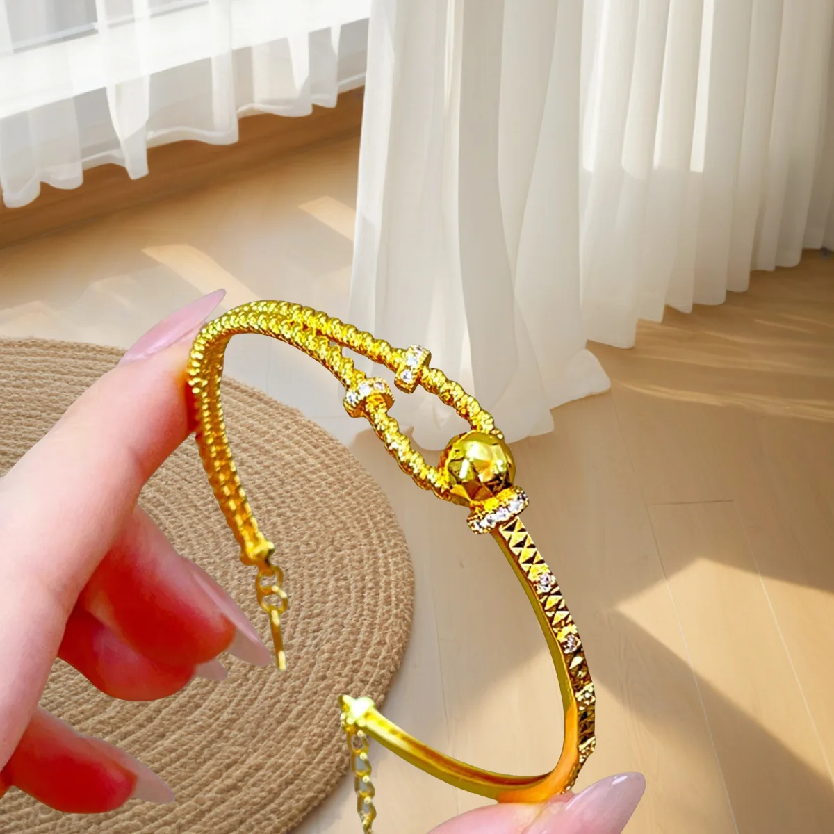 

Женский браслет Disco из 24-каратного золота с бриллиантами, AU999 | Катящиеся бусины с гравировкой "Glow" и скрытым пружинным механизмом.