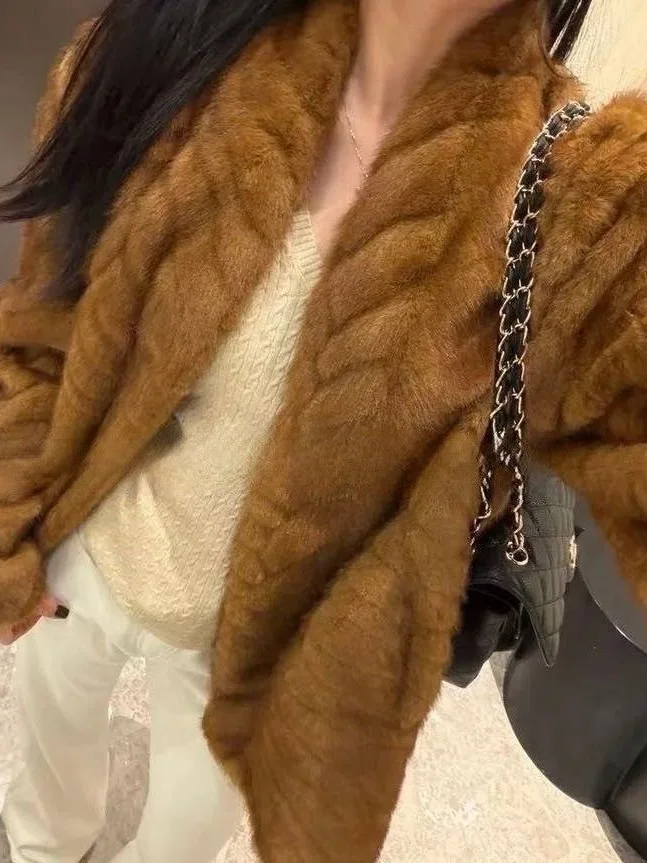 

Новая зимняя короткая шуба из меха с V-образным вырезом, имитация кожи и меха, снежный леопард, норка, премиум-класс, теплая женская верхняя одежда