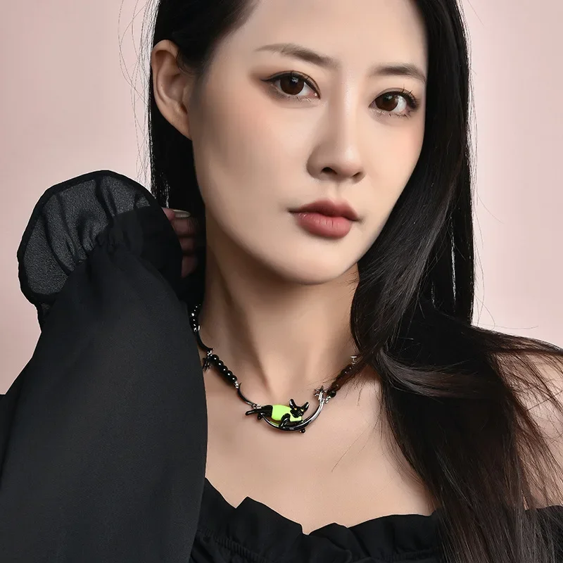 2025 Colar de série alemã com design personalizado, gato lua feminino, vestido verde, corrente de clavícula de rua alta estilo neutro