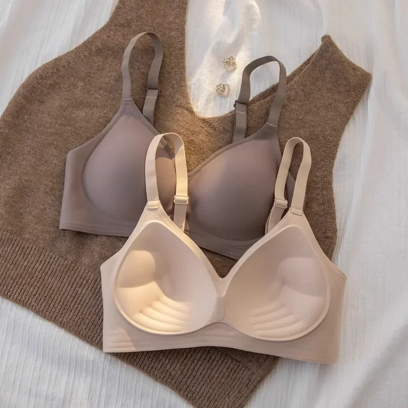 I seni piccoli delle donne della biancheria intima di espansione raccolgono e mostrano reggiseni grandi, senza tracce, seni chiusi, reggiseno a coppa fissa anti-cedimento