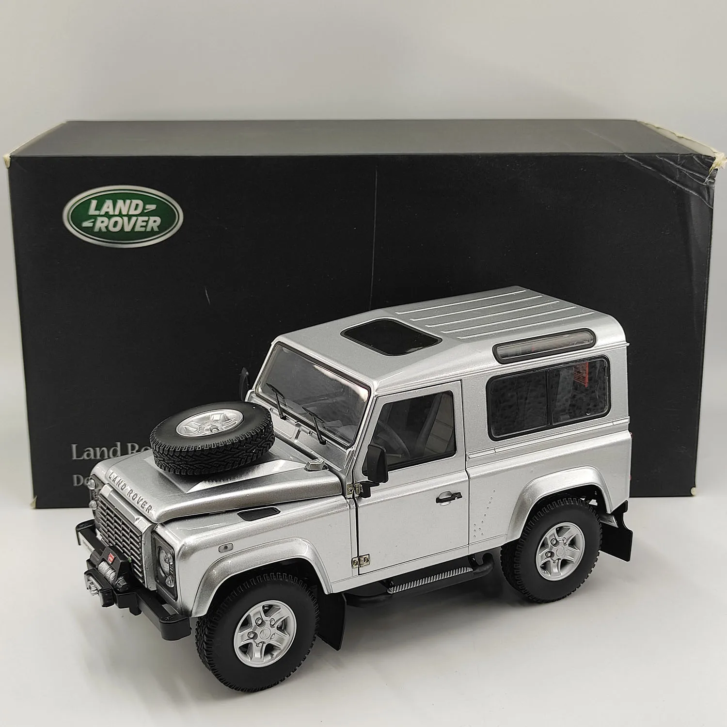 

Дефектный литой под давлением Kyosho масштаб 1:18 Land Rover Defender 90, трехдверный с запасной шиной, модель автомобиля из сплава, Коллекционная игрушка в подарок