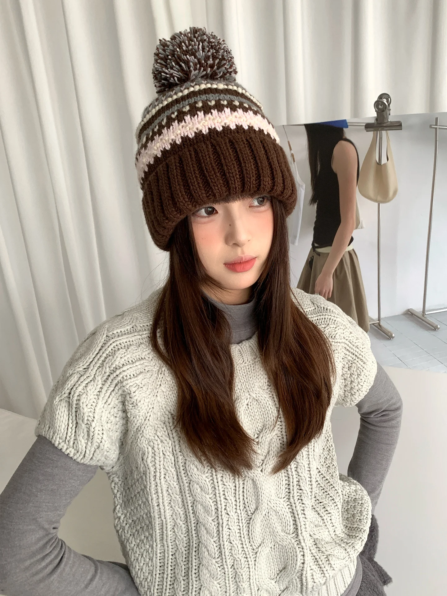 قبعة برباط على شكل كرة صوف من فير آيل؛ قبعة شتوية سميكة تغطي الأذن للنساء، عصابة رأس دافئة ومقاومة للبرودة #3