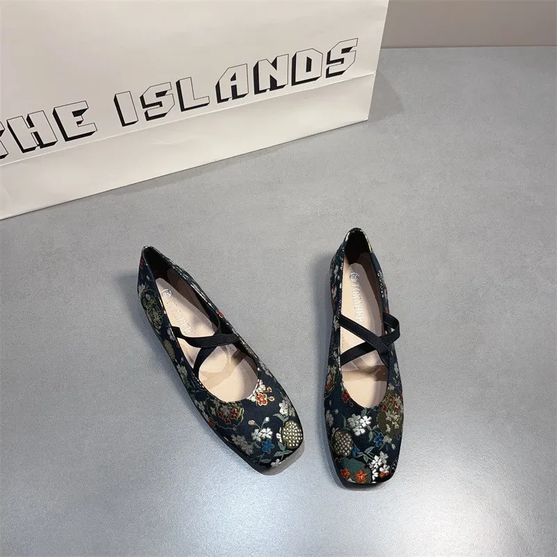 Traditional Chinese embroidered shoes - comfortable and versatile, square-toed, shallow-arched, flat-bottomed women's shoes