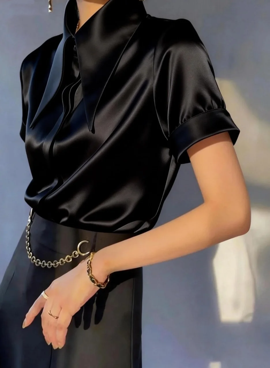 

Элегантная атласная блузка с заостренным воротником и короткими рукавами для офиса