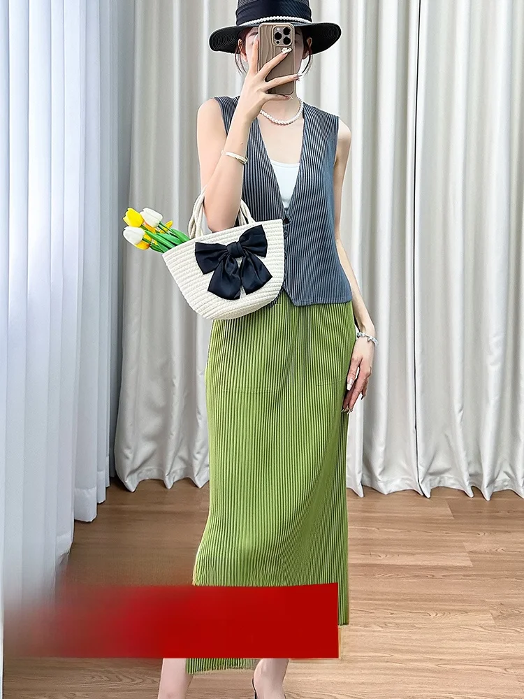

Three-Needle Art Creation Summer 2026 Sleeveless V-Neck Jacket Pleated Color Midi Skirt Two-Piece Set Simple Commute Style