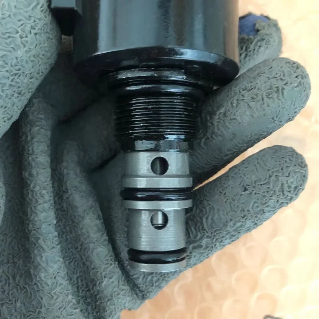 Dongju Katup Solenoid DC24V Kualitas Tinggi 38553-70500 untuk Suku Cadang Wheel Loader Ekskavator dan Derek SD1231-C-11