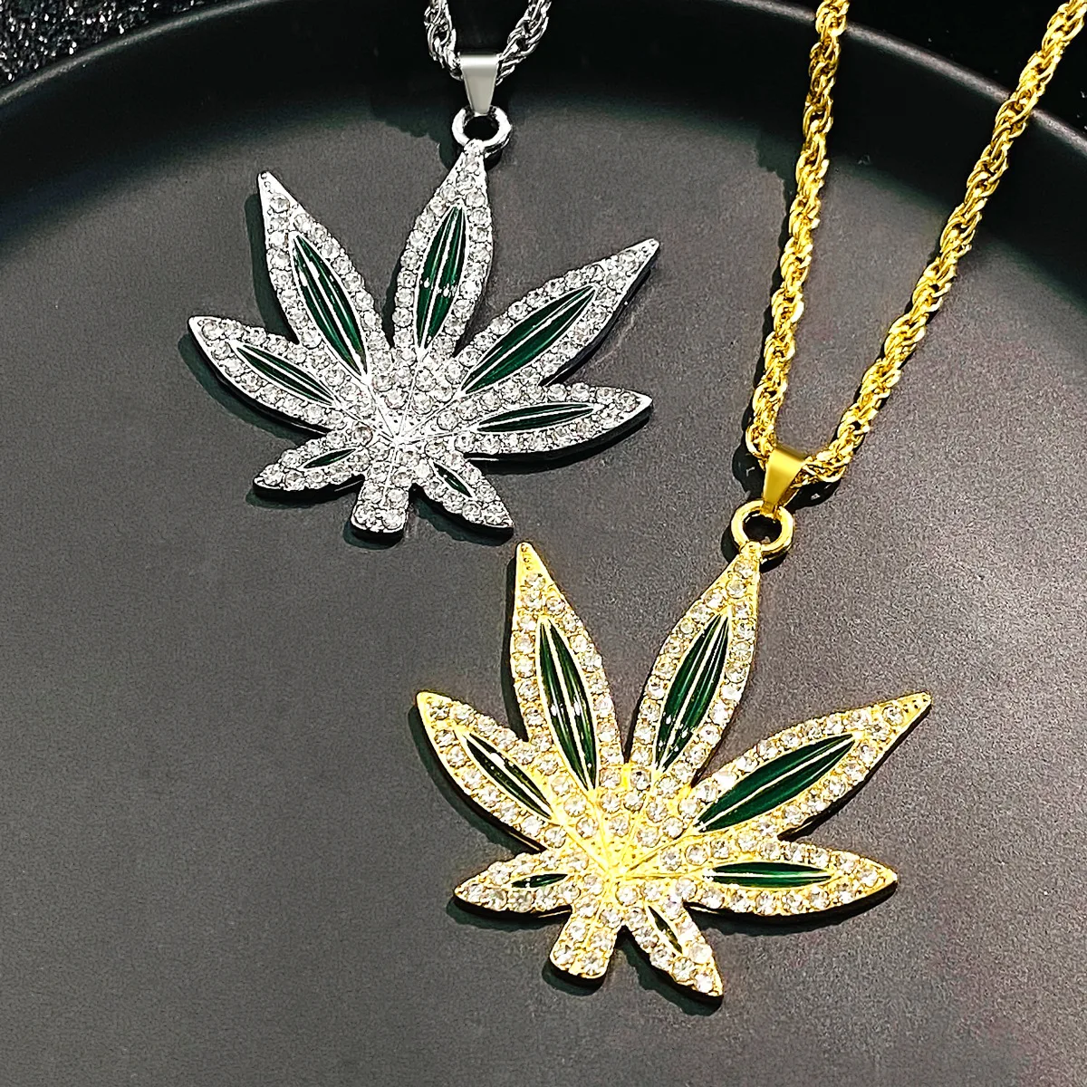 New Diamond Maple Leaf Pendant Necklace Personalized Fashion Niche Trend Holiday Party Girl Clavicle Necklace Jewelry Gift