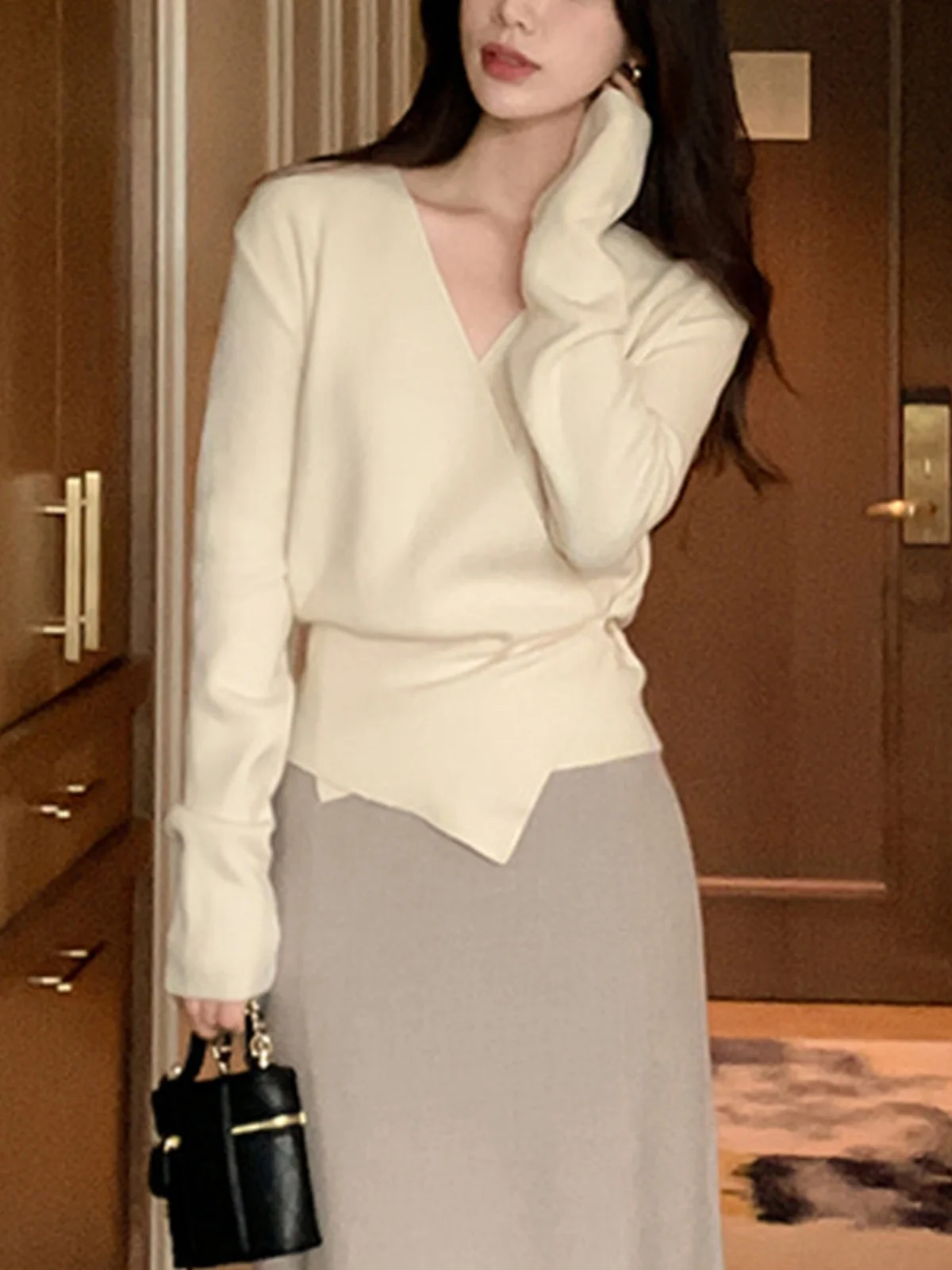 Damski sweter Ele V-Ne Knitwear w stylu koreańskim, wyszczuplający top, modny design, idealny do dojazdów do pracy, długi rękaw.