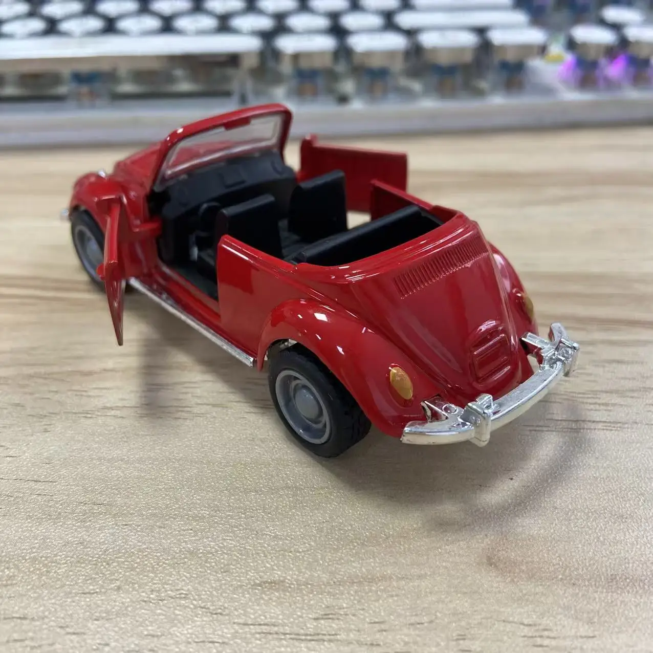 1 Stück, im Beutel verpacktes, klassisches, im Vintage-Stil gehaltenes, aus Zinklegierung gefertigtes Automodell, Retro-Roadster, mit Rückziehfunktion, aufklappbare Seitentüren. – Detail 27