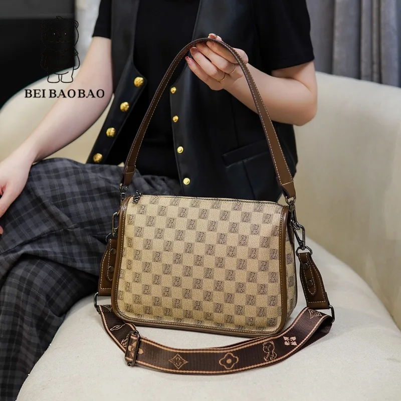 Simple Fashionable Women's Bag 2024 New Bear Pattern Grid Versatile Single Shoulder Crossbody Bag Large Capacity Commuting Bag