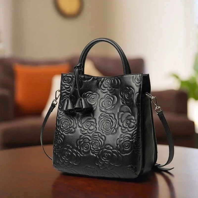 

Женская сумка из натуральной кожи, новая модель 2026 года, с вышивкой камелии, сумка-ведро, большая вместимость, на плечо, через плечо, ручная сумка