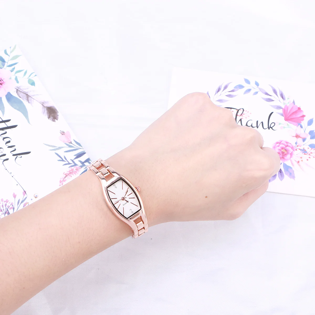 

Fashionable Quartz Wristwatch for Women Elegant Noble Design Golden White Dial Reliable Timepiece Gift for Valentine Birthday