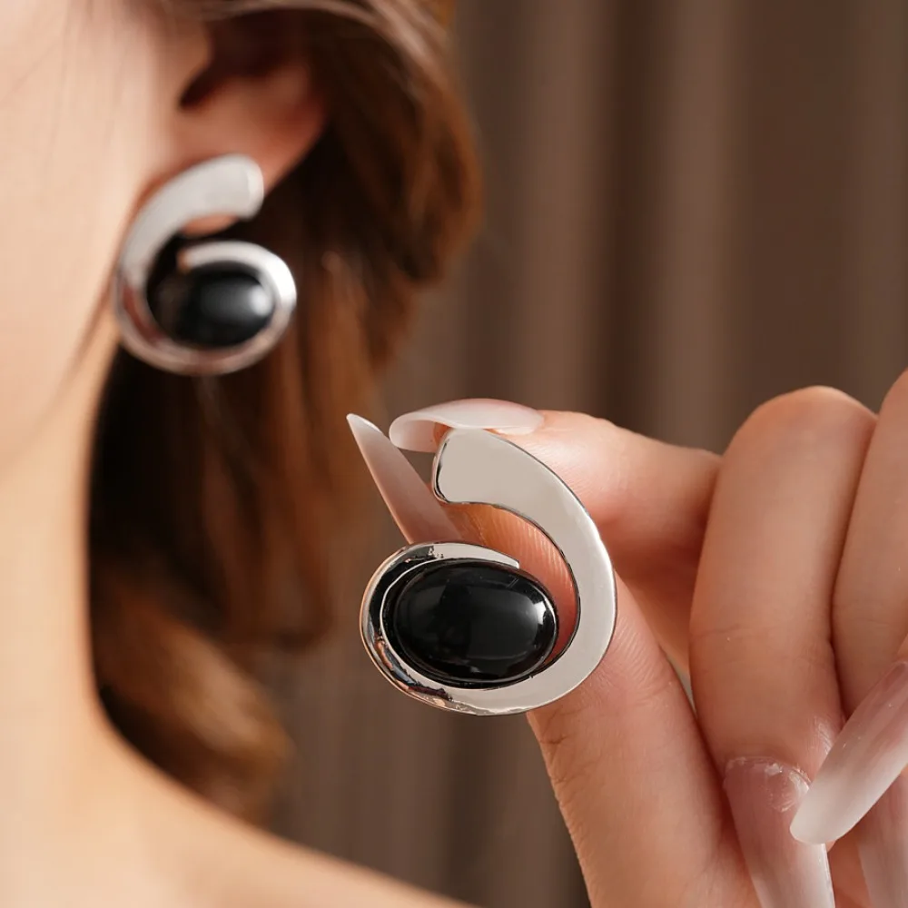 Personality Fashion Silver Tone Curved Geometric Inlaid Black Domed Stone Stud Earrings for Women Opera Night Styling Jewelry