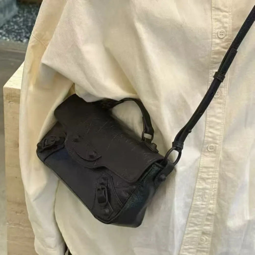 

2026 Mini Women's Oil Wax Leather Retro Rivets Portable Messenger Small Square Bag Niche Design Fashion Exquisite Unique NO LOGO