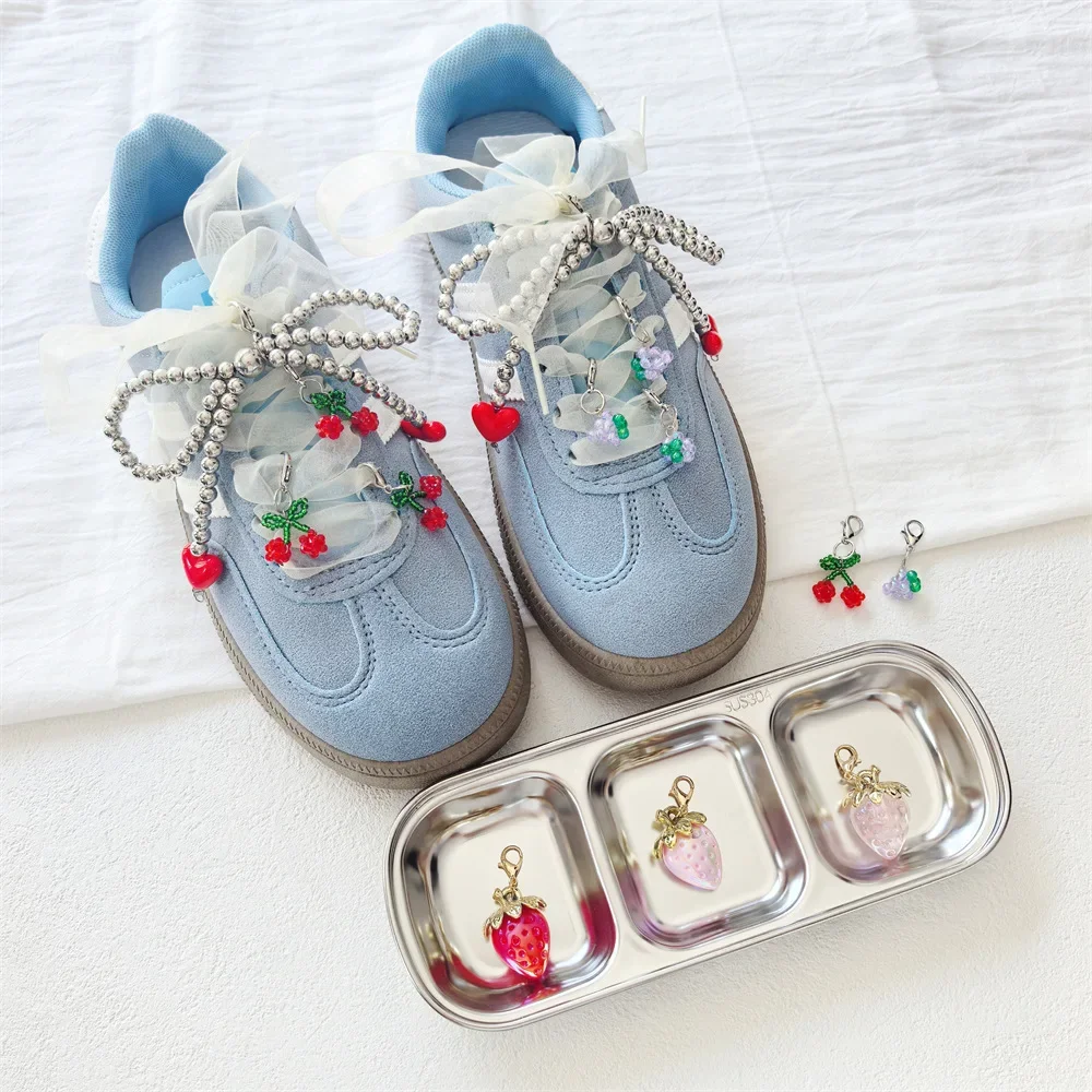 1 Stück Kirsch-Trauben-Perlen-Schuhspitzen-Charms, rote Liebe, silberne Perle, Schleife, Schuh-Charm mit Erdbeer-Schnalle für Sneaker-Dekorationen – Detail 1