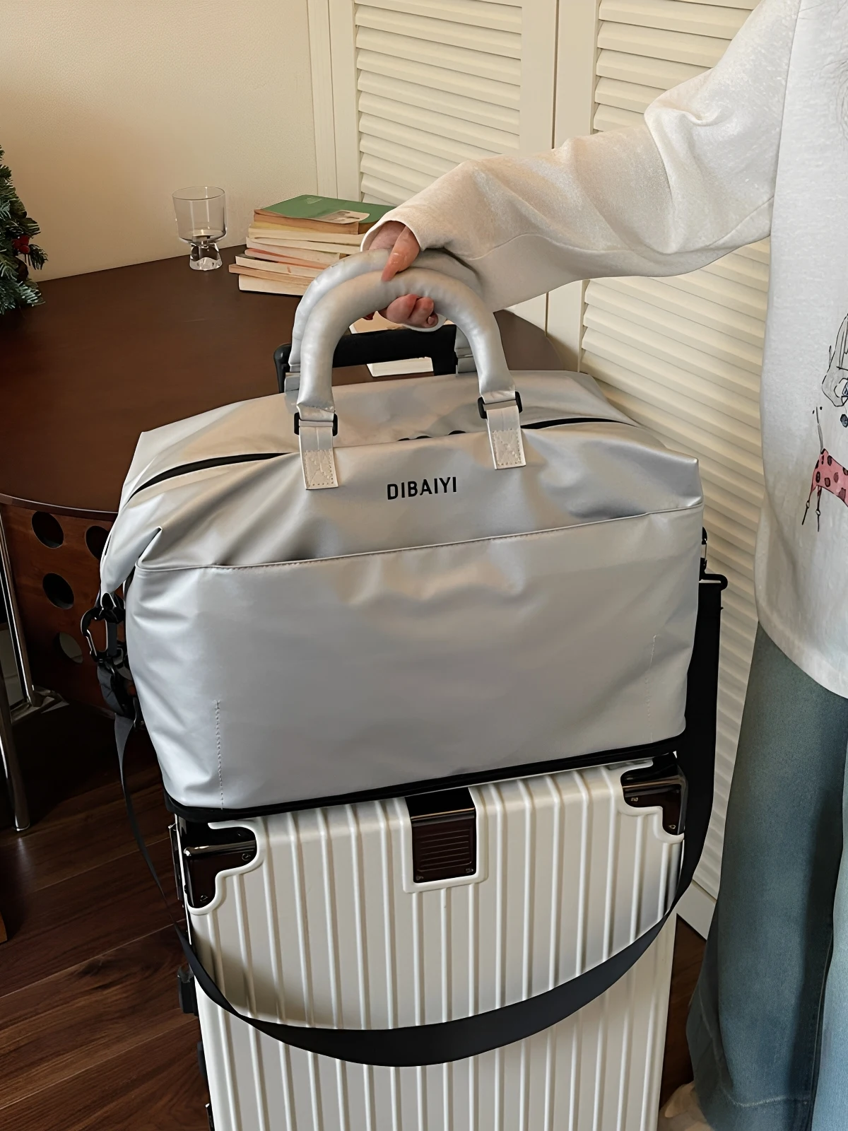 large-capacity-women's-handheld-luggage-fashionable-travel-bag-lightweight-waterproof-fitness-bag-for-short-business-trips