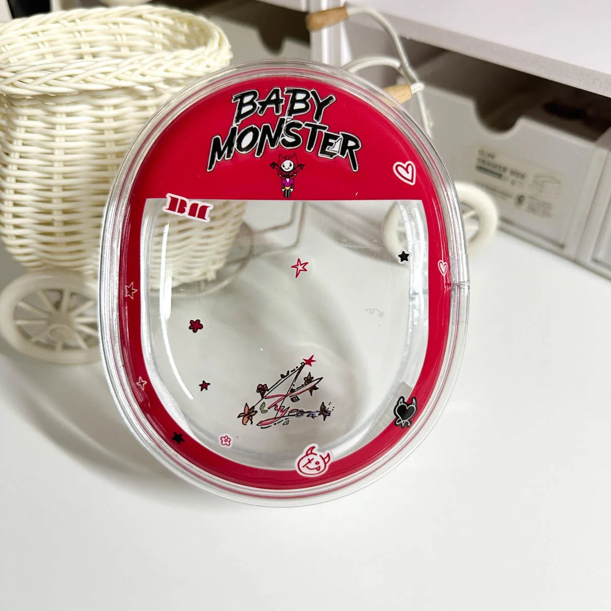 Babymonster Bm حقيبة صغيرة دمية حقيبة حقيبة الزخرفية 13.5*10.5*5 سنتيمتر الكرتون لطيف بولي كلوريد الفينيل حقيبة مستحضرات التجميل حقيبة رامي Ahyeon Rora Asa Ruka Chiquita Pharita Kpop