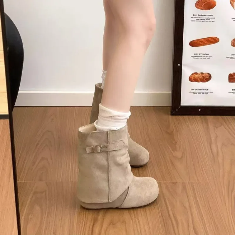 Damen-Stiefeletten mit runder Spitze, aus Wildleder, mit seitlicher Schnalle, faltbarem Schaft, Keilabsatz, verstecktem Absatz, im lässigen Lazy-Style, für Herbst und Winter. – Detail 2