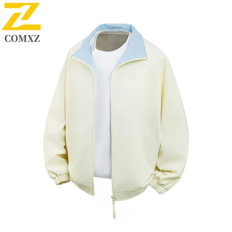 سترة رجالي COMXZ 2025 بتصميم أمريكي عتيق وياقة واقفة ملابس خروج عصرية للسفر معطف عالي الجودة مضاد للرياح ملابس خارجية خفيفة الوزن