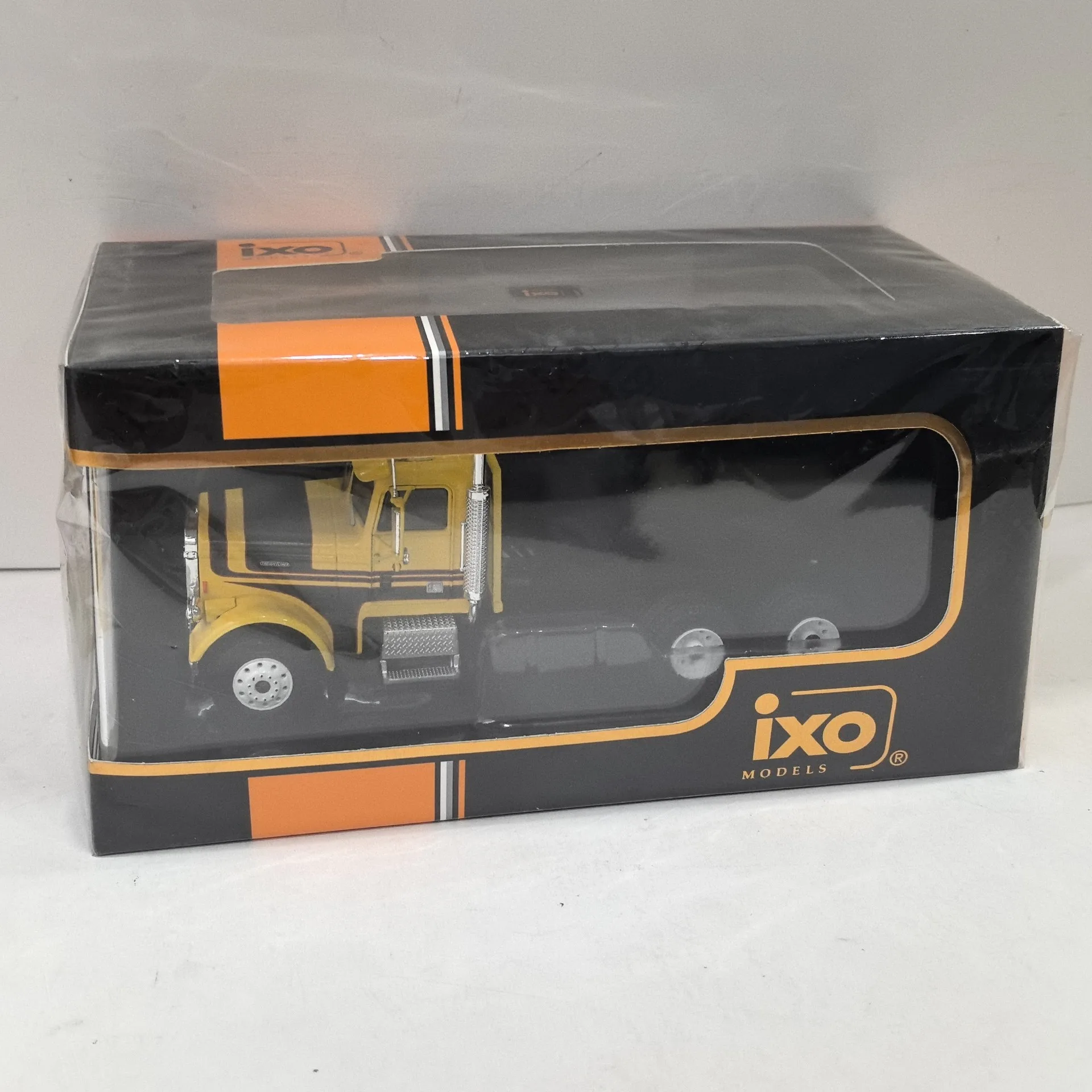 Diecast IXO 1:43 escala Freightliner FLC 120 64 T 1977 Folena Tractor camión coche en miniatura de aleación