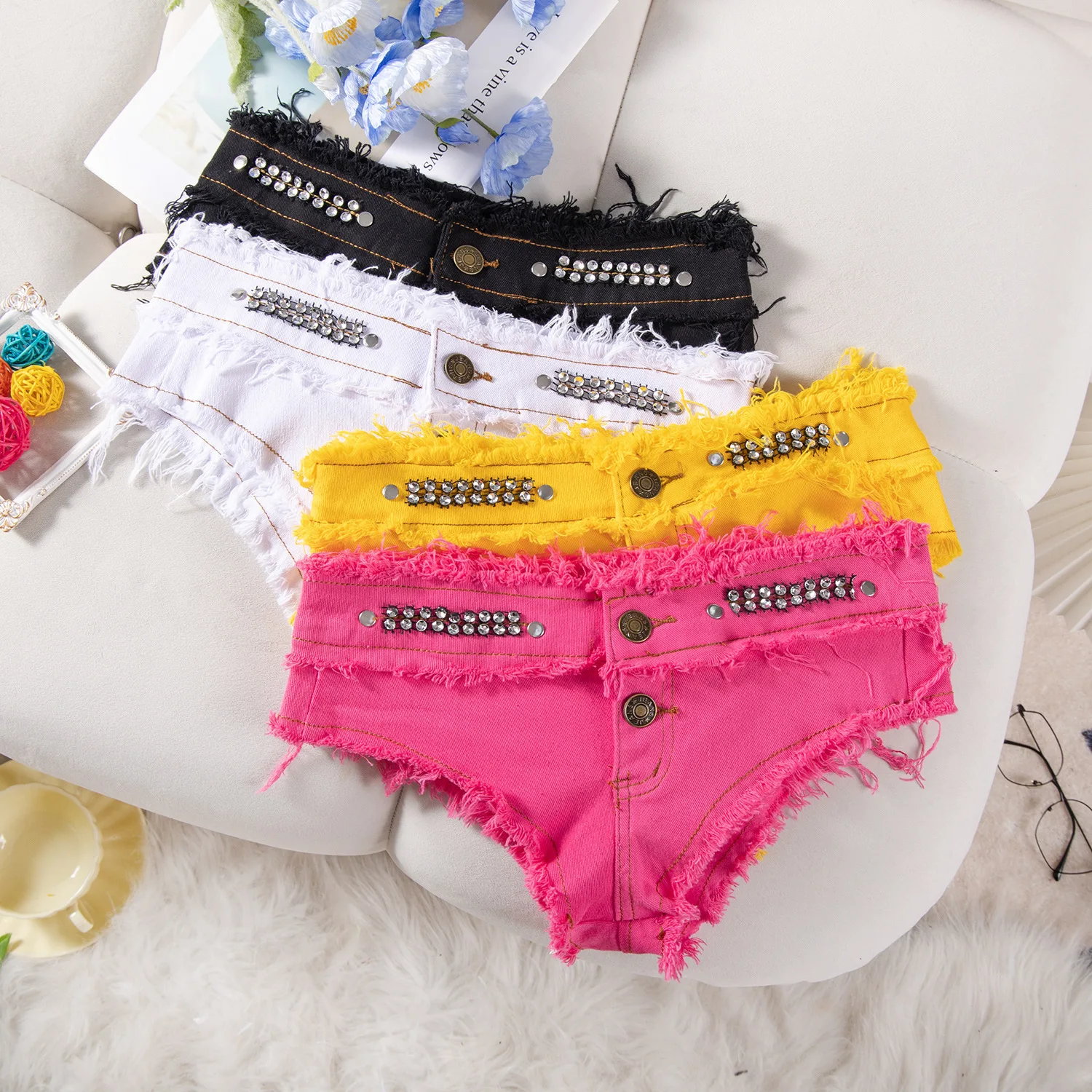 Nuovi jeans sexy Pantaloncini di jeans da donna Vita bassa Pantaloncini attillati elastici alti Bottone Flash Diamond Pure Desire Pantaloncini affascinanti APJJ