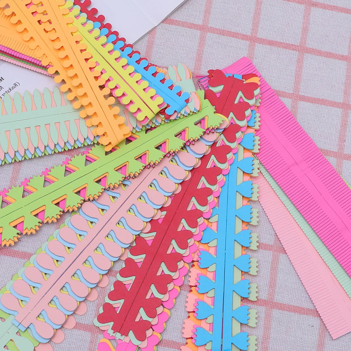 مجموعة شرائط لف الورق الملونة المصنوعة يدويًا مكونة من 8 أكياس مصنوعة يدويًا لتزيين الفصول الدراسية وحفلات الزفاف والعطلات الورقية