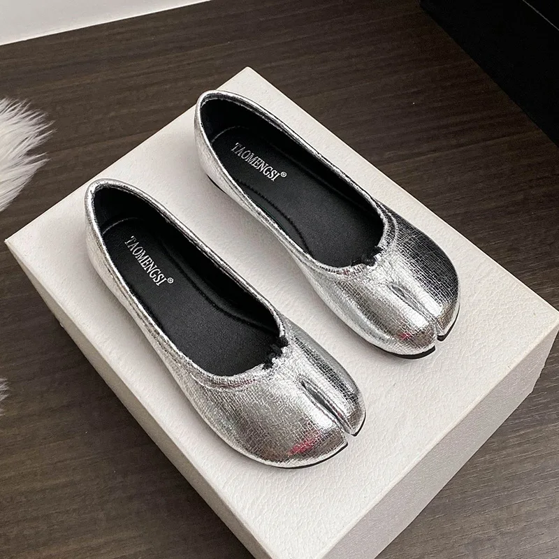 Flat shoes 2026 Spring and Autumn women's mirror split toe pig trotter shoes with shallow mouth and skirt flat sole shoes