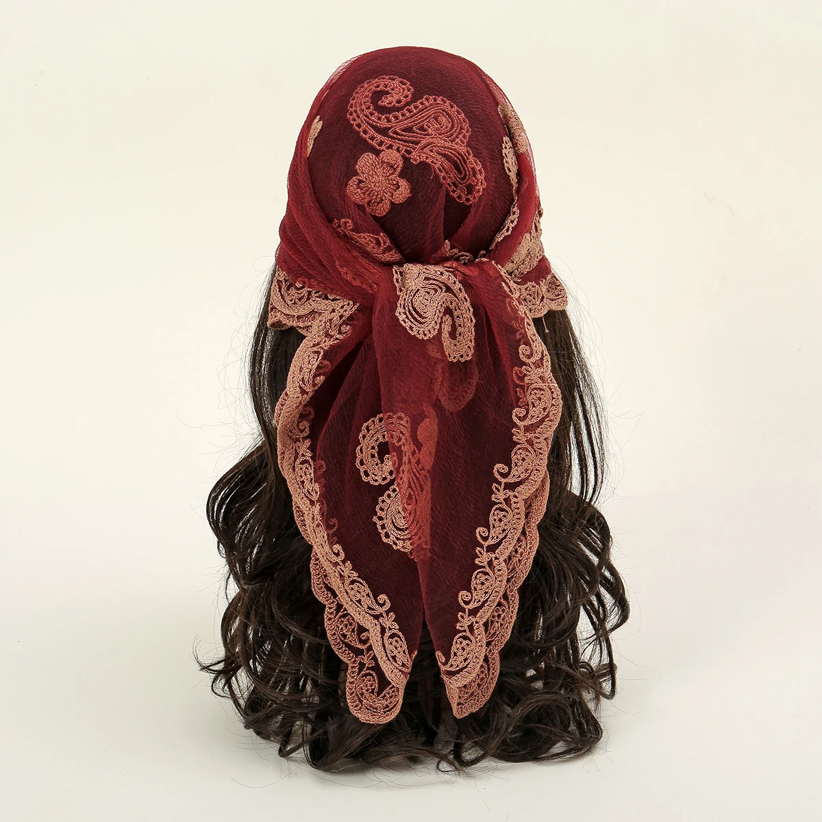 Кружевная бандана с вышивкой пейсли