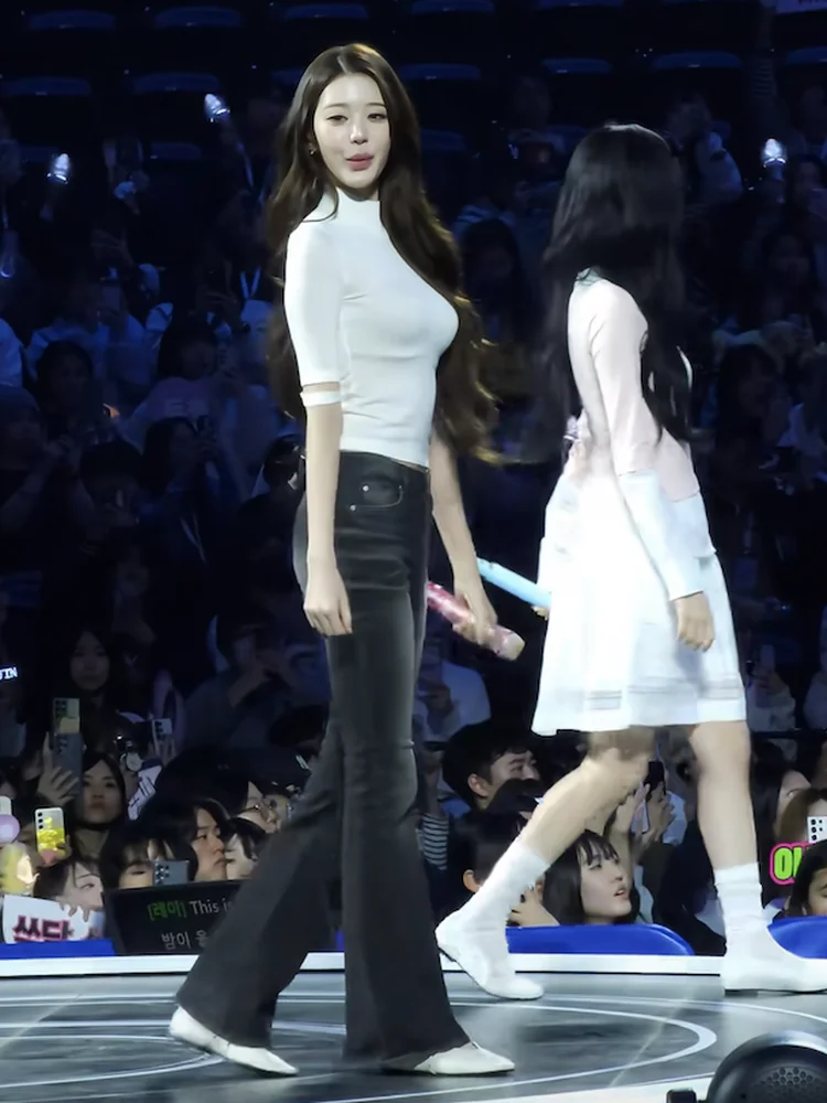 

Концертная версия Zhang Ying: Корейские белые джинсы из трикотажного денима с полувысоким воротником и рукавом 3/4, облегающие, для женщин