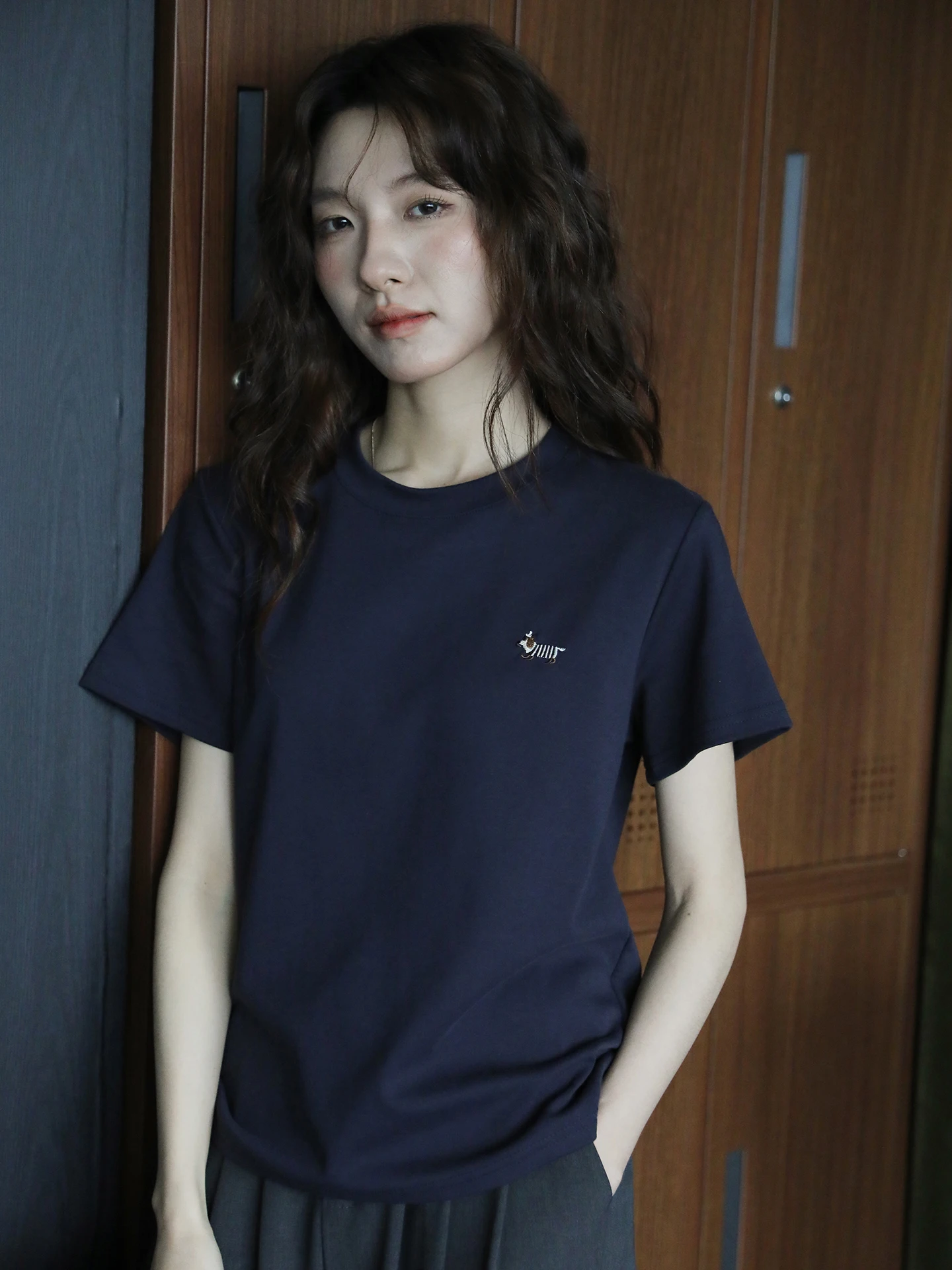 

Повседневная женская футболка с коротким рукавом, летняя, свободного кроя, с круглым вырезом, с вышивкой, в стиле ретро, простой удобный топ