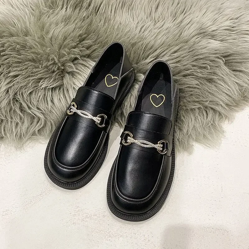 Mocasines elegantes de tacón bajo con decoración de Metal, zapatos informales de cuero de lujo negro mate para mujer, tacones cuadrados, punta redonda, calzado para mujer