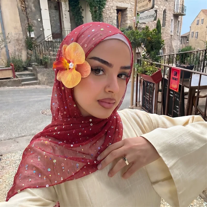 Burgunderroter Polyester-Hijab mit irisierenden Pailletten, glitzernder Crinkle-Kopftuch-Schal, schimmernder muslimischer Wickelschal für Hochzeiten, Partys und formelle Anlässe – Detail 3