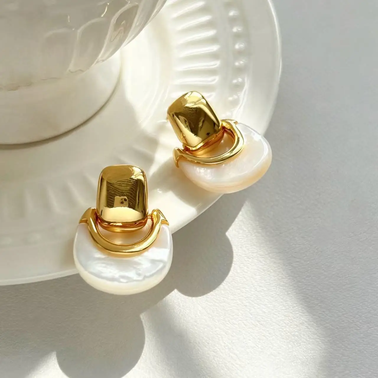Retro texture metal square buckle natural butterfly shell semi-round earrings gentle pearlescent fritillary French daily commute