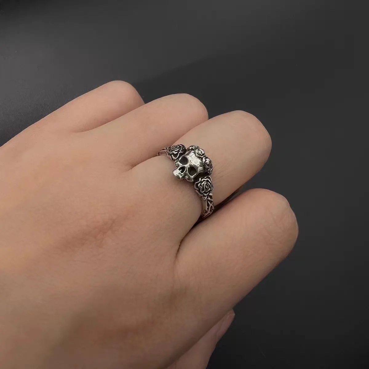 Un anillo ajustable con esqueleto de rosa negra con personalidad oscura para hombres y mujeres