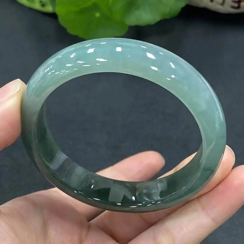 Pulseira verde, oleosa e com aparência gelada, feita de jadeíta genuína.