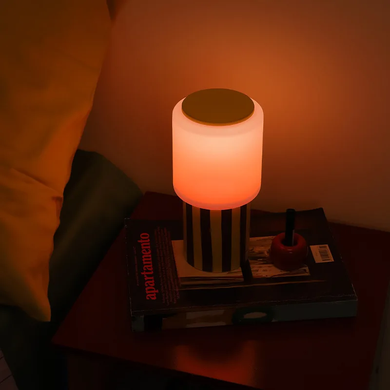 Маленькая настольная лампа с креативным закатом, зарядка через USB, может быть временем, настольная прикроватная тумбочка для спальни, мягкий свет, защита глаз, ночь