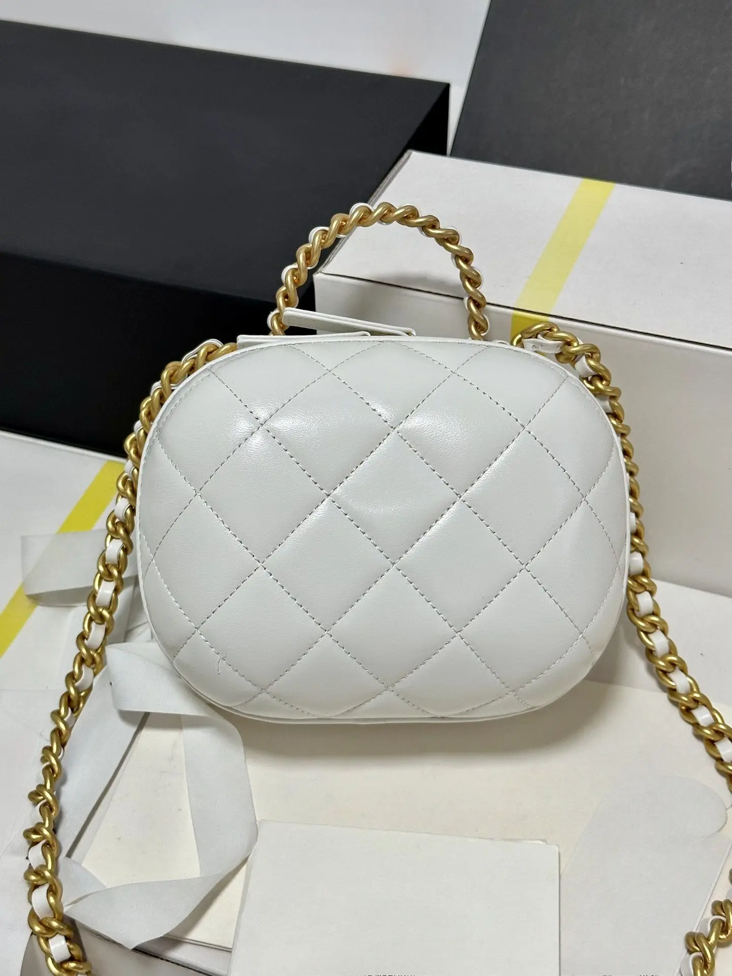 

Hot Sale Of The Season New Fashion Chain Design Small round Bag Urban Minimalist Style Material Crossbody Shoulder Bag