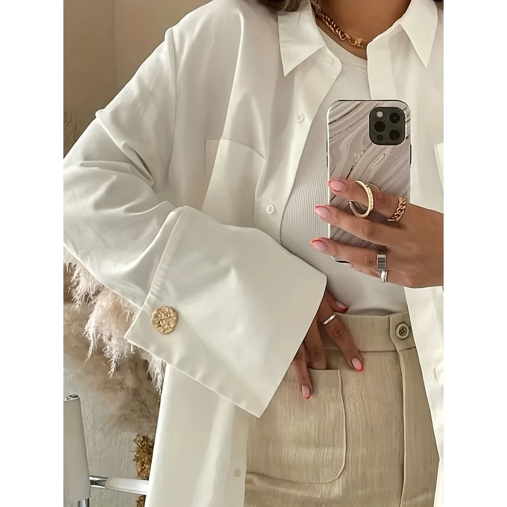 Plus-Size-Damenhemd mit Umlegekragen, lockerer Passform und einzigartigen goldenen Knopfverzierungen, geeignet für Freizeitkleidung.