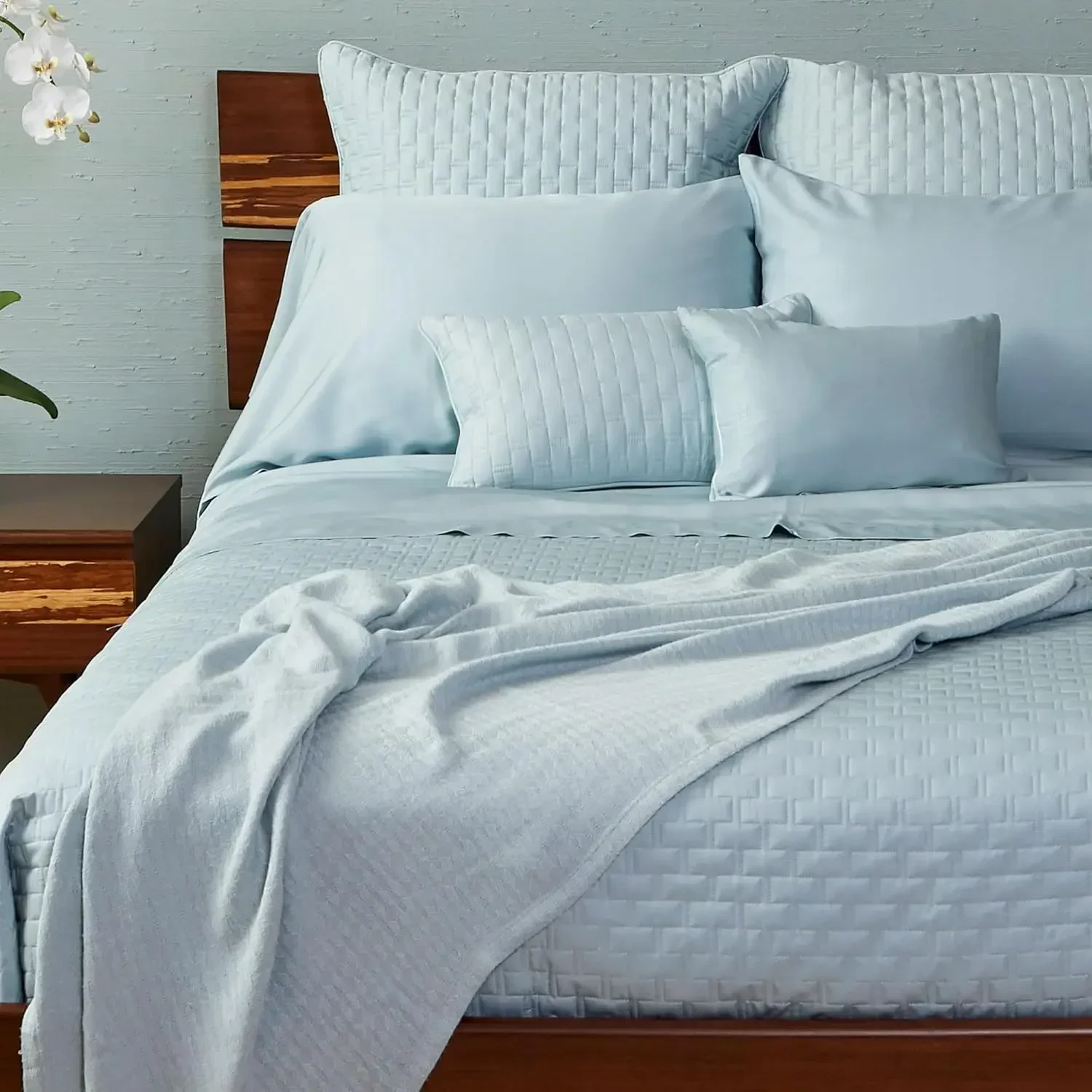 Luxury King Coverlet, 100% Viscose Derived from Bamboo, Reversible Cooling Quilt, Lightweight Bedspreads & Breathable Blanket, 1