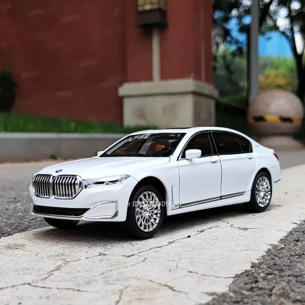 

Масштабная модель спортивного автомобиля 1:24 760LI XM, литая металлическая, с функцией отката, звуком, светом и амортизацией, коллекционная, подарочная